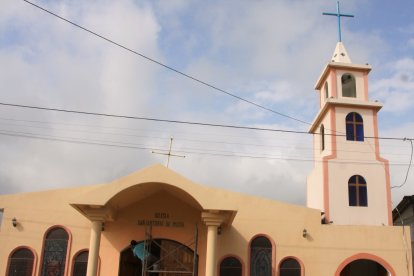 Por la festividad colocaron nueva puerta en el templo.