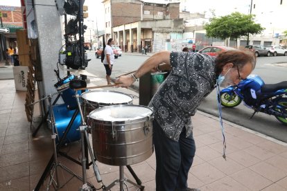 La destreza de Gallardo es tal que incluso suele entonar las melodías de espaldas.