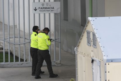 Durante la estancia de la sospechosa en el hospital tuvo custodia policial.