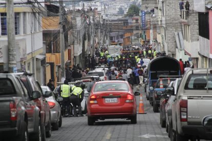 Decenas de personas se acercaron para ver lo que había pasado en Nueva Aurora.