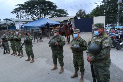 Policías y militares resguardan el Centro de Rehabilitación Social de Varones.