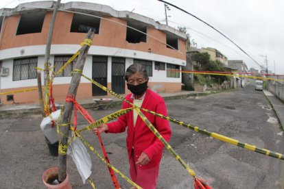 Georgina Plaza está pendiente de que nadie se pase de las cintas que advierten el peligro.