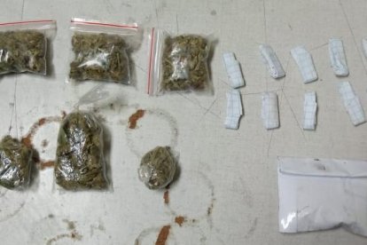 Esto llevaba la detenida entre sus prendas.