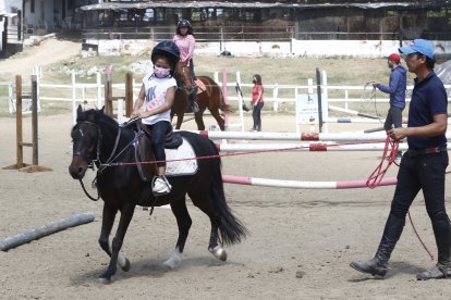 Una pequeña de seis años practica con un pony.