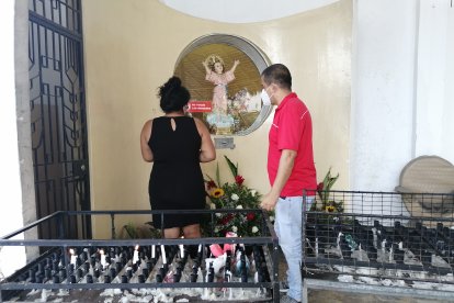 En la iglesia piden para que la tierra deje de temblar.