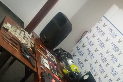 Entre las evidencias se hallaron un arma de fuego, dinero y celulares.