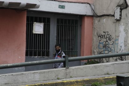 Los vecinos también deben limpiar cuando otros orinan en la vereda.
