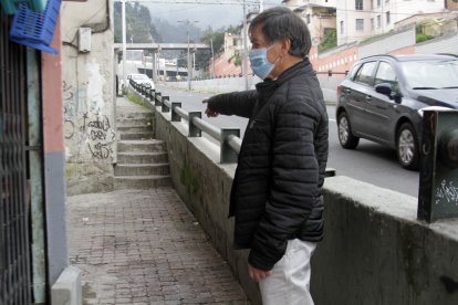 Uno de los moradores indica el lugar donde quedan desechos biológicos.