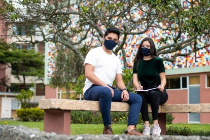 Estudiantes de la Universidad lojana con mascarillas retornaron a presenciales.