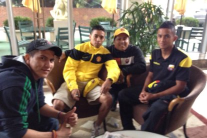 Torres con amigos cuando Barcelona jugó el Clásico del Astillero en Nueva York.