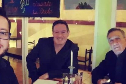 Tony Marcelo son buenos amigos de 2006. El baterista, (de lentes), Fabricio Espinoza también es cercano.