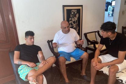 Jesús Hincapié (c) junto a sus hijos Betto (i) y Piero, en un rato libre en su casa de Esmeraldas.