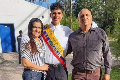 Mayra Reyna y Jesús Hincapié acompañaron a su hijo, cuando fue escogido como escolta del Pabellón Nacional.