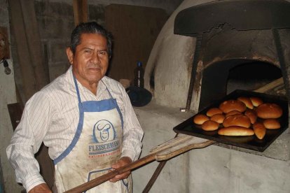 Francisco Reyes Soto tiene 92 años y la estatua simboliza su trabajo