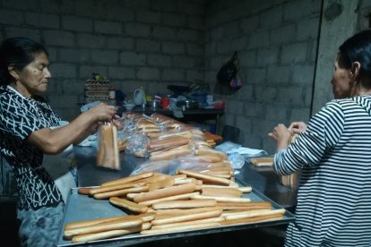 Labor. Familias enteras se dedican a elaborar panes.