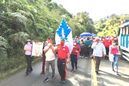 Decenas de personas salieron en peregrinación con la Virgen el último día de mayo.