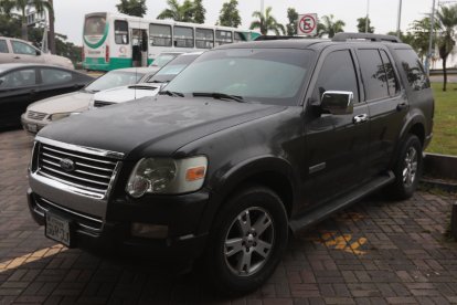 Curiosos grabaron el hecho. El carro recibió un disparo.