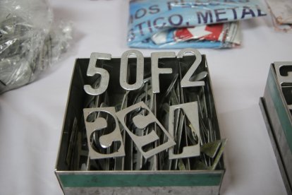 Entre las evidencias constan una especie de moldes metálicos usados para fabricas las placas.