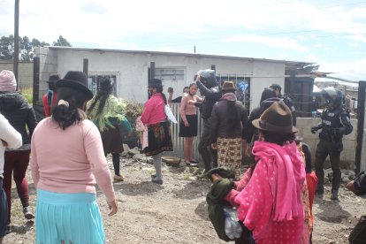 La gente quiso sacar a una familia, aduciendo que son invasores.