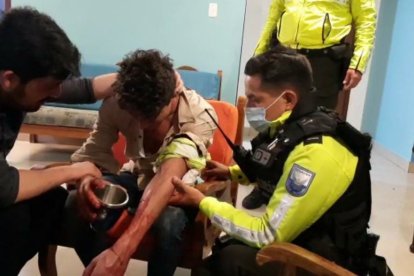 El subteniente conversa con el joven que intentó atacar a su novia y quitarse la vida.