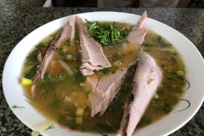 El encebollado sencillo cuesta $2 en la picantería.