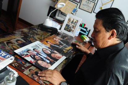 Gustavo muestra las fotos de su familia.



18  DE JUNIO  de 2021

KARINA DEFAS 

Agencia (ag-expreso ag-extra ag-quito)