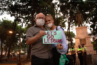 Charbel junto a su hija, mostrando el letrero que empuñaron el día del evento.