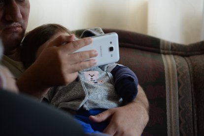 Familiares del pequeño se quedan con él, mientras su madre sale a conseguir dinero para llegar a la meta.