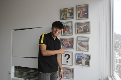 El chico tiene un mural de fotos  con personas importantes en su vida y carrera.