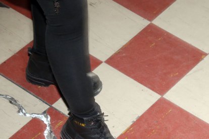 Mostraron las grietas en pisos y paredes.