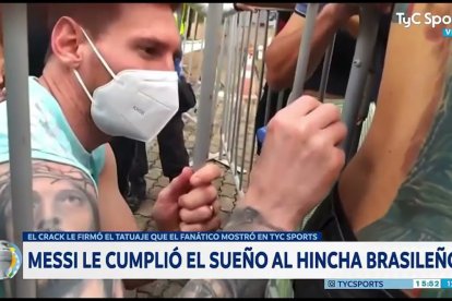 Lionel Messi conoció a su fanático y le firmó la espalda.