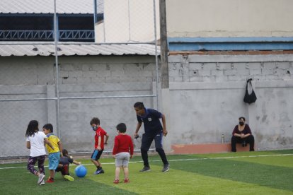 Cecilio Mendoza es uno de los entrenadores de la academia de fútbol.
