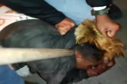 El sujeto fue detenido tras robarse el celular de un cliente de un restaurante.