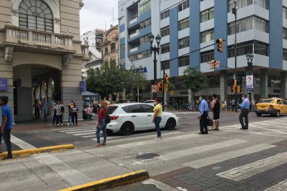 Boyacá y  9 de Octubre: es constante ver a peatones quedarse plantados en medio calle, entre el carril de la metrovía y de los vehículos livianos.