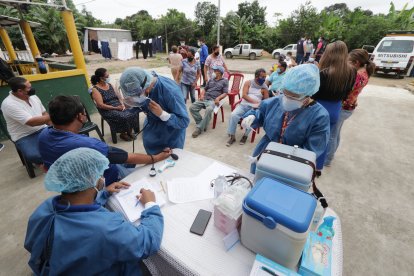 En un área improvisada, con pantalones y camisas como 'adornos' colgados en la parte de atrás, en un cordel, se atendió a las personas.