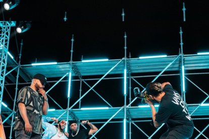 En plena acción, laborando para Nicky Jam.