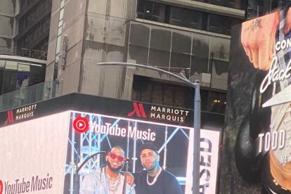 Las fotos del quiteño se exhiben en avisos luminosos en pleno Times Square, en New York.