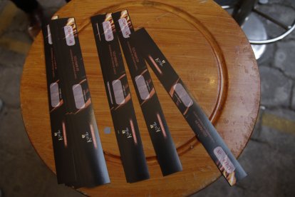 Estas manillas son colocadas en la muñeca de los clientes, en las que se les apunta la hora de ingreso. Al cumplirse 60 minutos son desalojados por el personal del lugar.