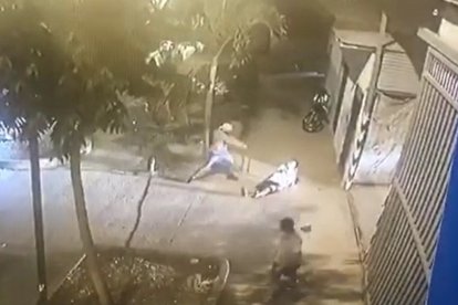 Una cámara de seguridad captó el asesinato de un hombre al salir del un prostíbulo.