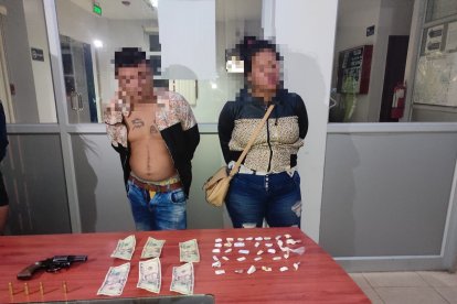 La pareja intentó resistirse al arresto.