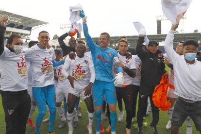 Toda la alegría de los Albos, con el bicampeonato de la Supercopa.