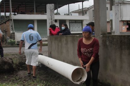 Colocaron un tubo para solucionar un poco el problema, pero no funcionó.