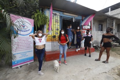 Las mujeres de la casa da acogida recaudan recursos con autogestión.