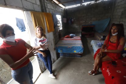 Las jóvenes también comparten los quehaceres de la casa.