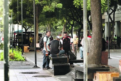 De día o de noche. El consumo de alcohol y de drogas es el pan de cada día en la zona.