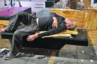 Los bancos del sitio sirven para la buena ‘ruca’ de aquellos que viven en condición de calle.