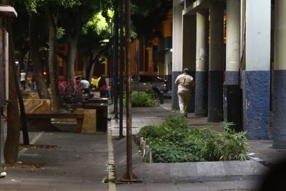 Desde las 18:00 se prende el descontrol en esta zona céntrica de Guayaquil, por eso los transeúntes tienen que estar 'once' en los pasillos oscuros.