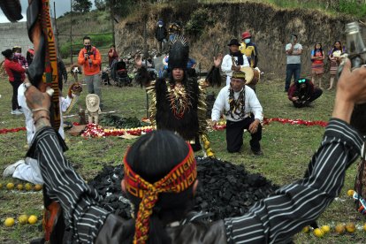 Las personas que acompañaron a los curalotodo hicieron un círculo.