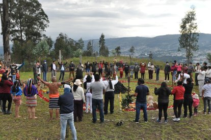 Las personas que acompañaron a los curalotodo hicieron un círculo.