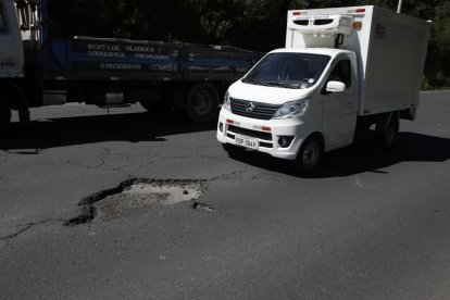 Ni los automotores grandes se salvan de golpearse en esta vía.